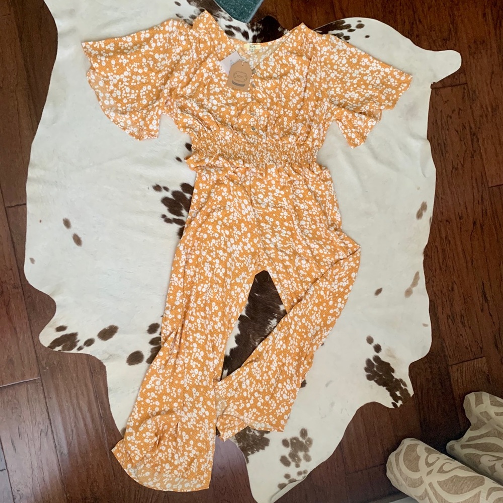 Adorable jumpsuit with flowers